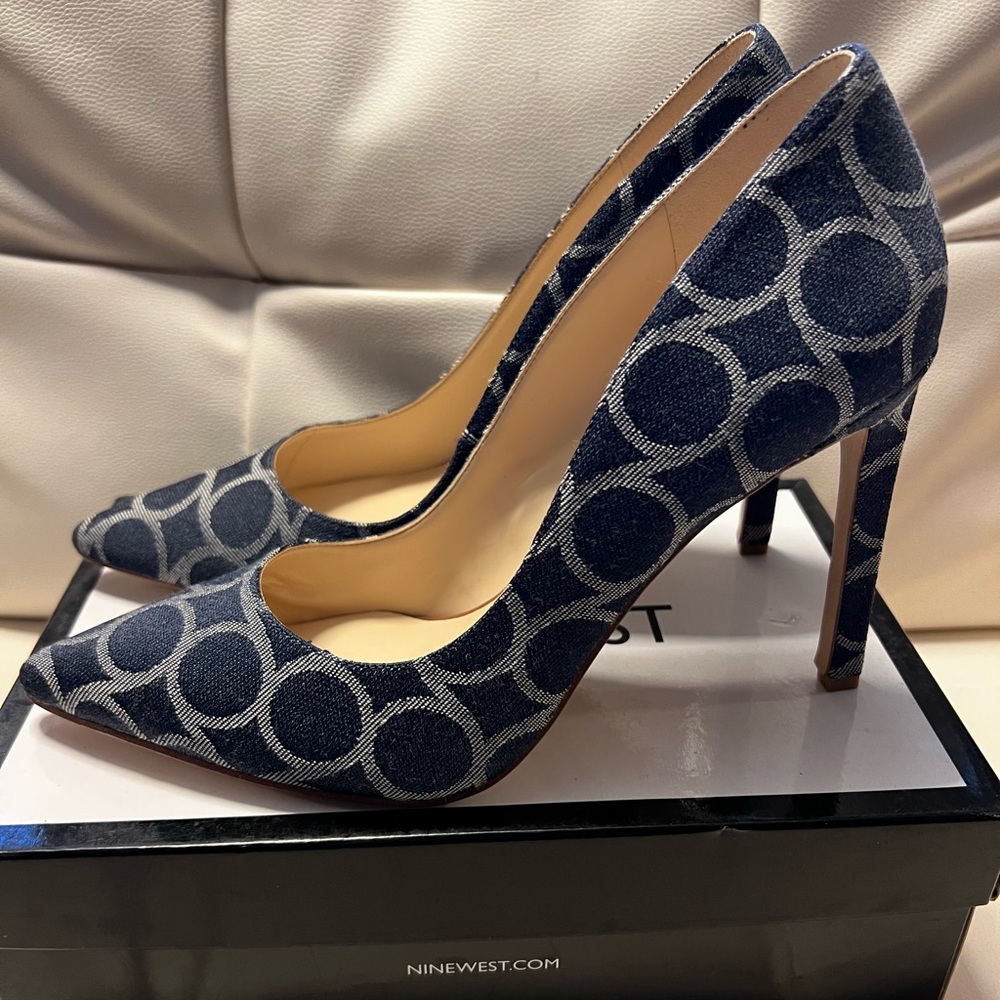 Nine West Blue Jean Circle Fabric Pumps 4 inch heels with box. - Picture 3 of 5
